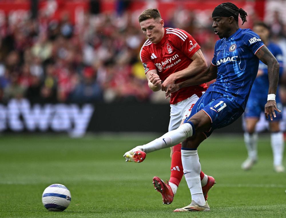 足球国足球迷自发制作横幅，为球队打气