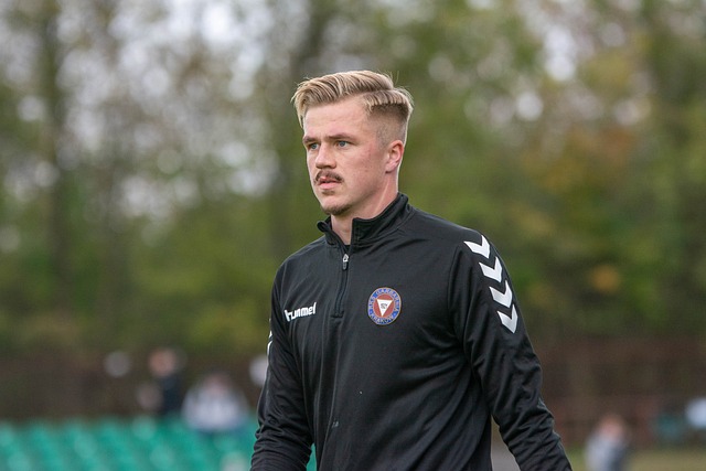 看台视角欣赏孙兴慜的任意球直接破门，球迷已经预感...